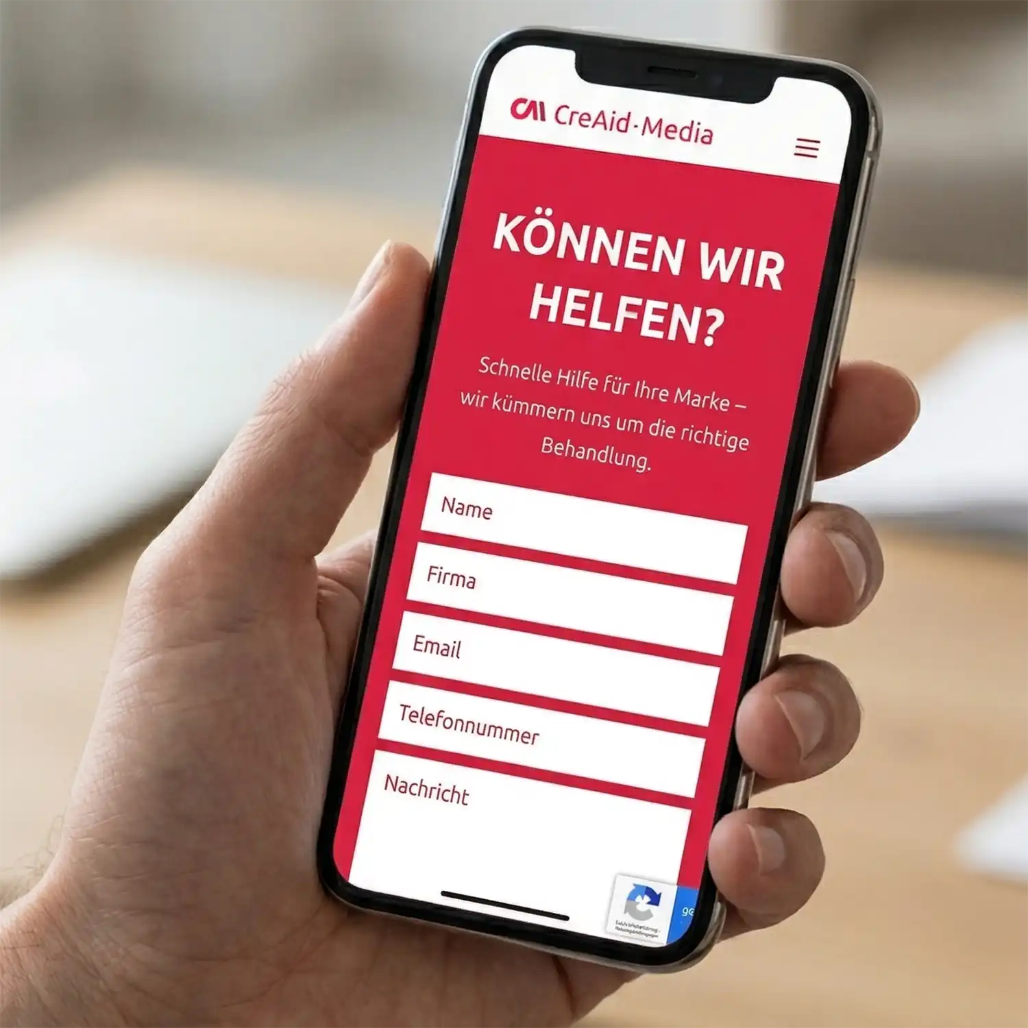 Webdesign für Handwerker Smartphone zeigt Kontaktformular einer Werbeagentur für schnelle Anfrage und digitale Markenhilfe