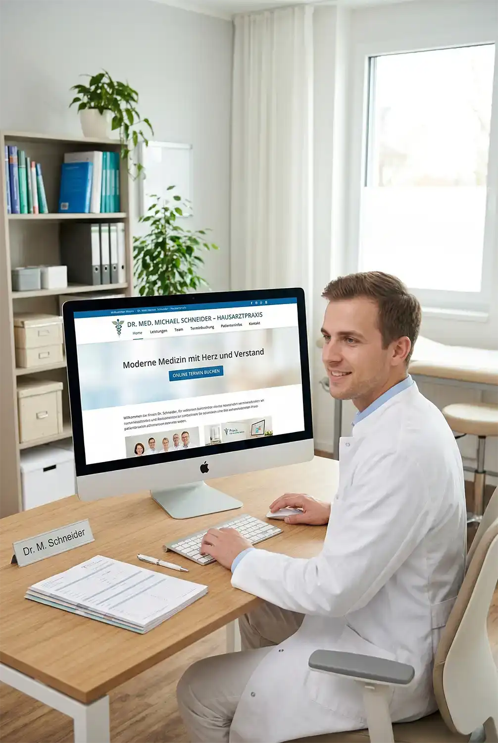 Ein helles Foto einer modernen, vertrauenswürdigen Arztpraxis mit einem lächelnden Praxisteam am Empfang und Patienten im Warteraum. Dieses Bild repräsentiert das professionelle Webdesign für Ärzte, das Patienten anspricht und Vertrauen aufbaut.